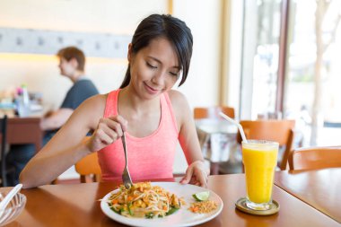 Restoranda öğle yemeği kadın