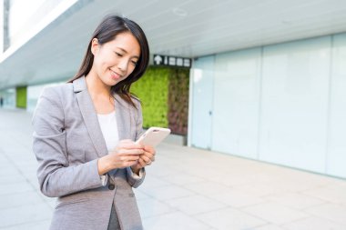 Cep telefonu kullanan iş kadını