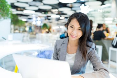 Dizüstü bilgisayarda çalışan iş kadını