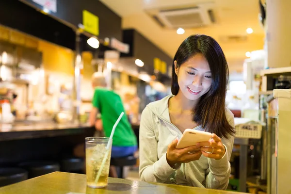 Femme vérifiant sur téléphone mobile — Photo