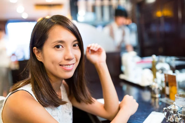 커피숍에서 아시아 여자 — 스톡 사진