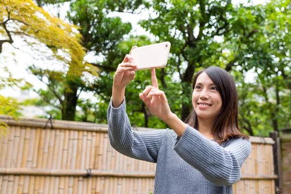 Frau fotografiert mit Handy — Stockfoto