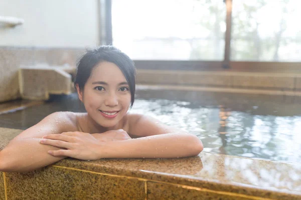 Ung kvinna njuta av onsen — Stockfoto