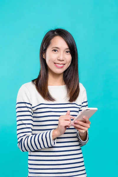 Woman using mobile phone — Stock Photo, Image