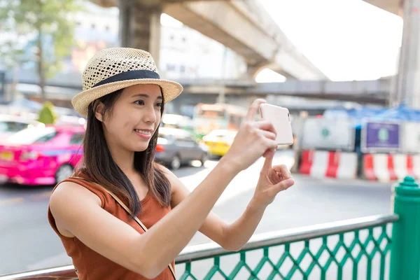 Žena pořizování foto na mobil — Stock fotografie