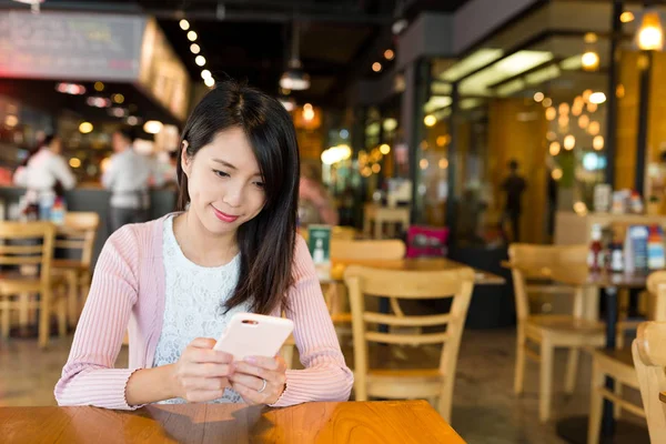 Mulher trabalhando no celular no café — Fotografia de Stock