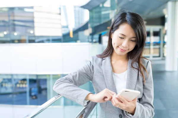 Zakenvrouw verzenden sms op mobiel — Stockfoto