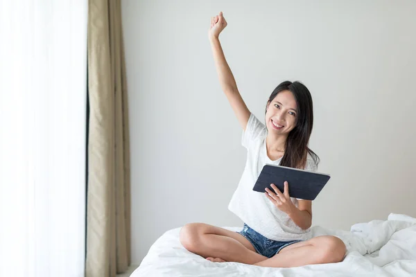 Vrouw winkelen op digitale Tablet PC thuis — Stockfoto