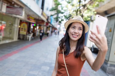selfie tarafından cep telefonu alarak kadın