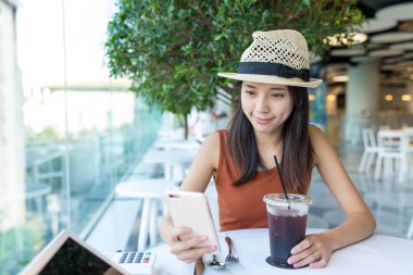 Restoran cep telefonu üzerinde çalışan kadın