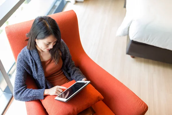 Vrouw die thuis digitale tablet gebruikt — Stockfoto