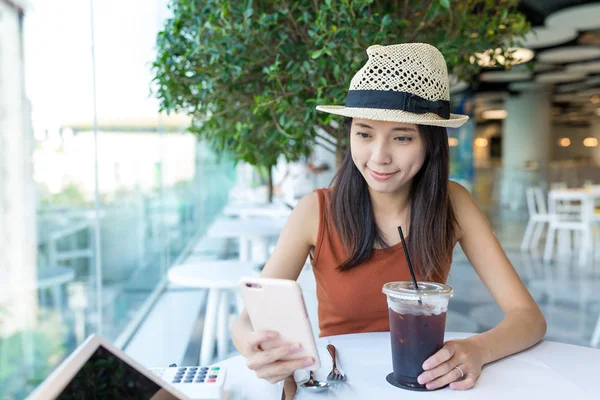 Жінка працює на мобільному телефоні в ресторані — стокове фото