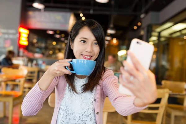Femme prenant selfie dans un café — Photo