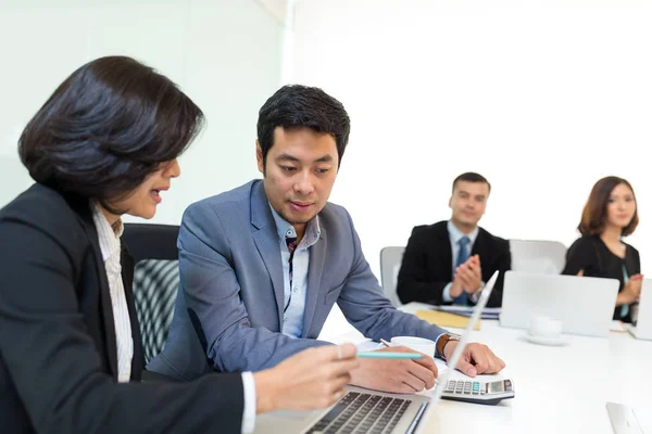 Business people discuss in meeting room — Stock Photo, Image