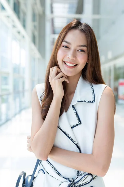 Fiatal ázsiai nő — Stock Fotó