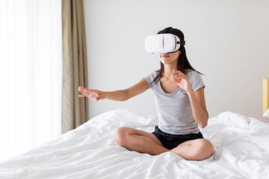 VR evde izlerken kadın