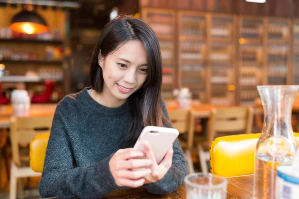 女人在餐厅使用手机 — 图库照片