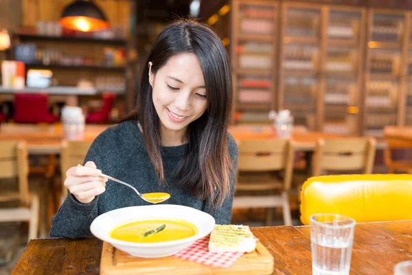 Mujer disfrutar de su comida en el restaurante —  Fotos de Stock