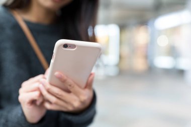 Cep telefonunuzun çalışan kadın