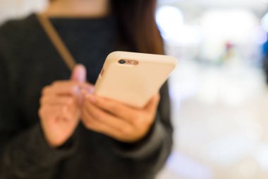 Smartphone üzerinde çalışan kadın
