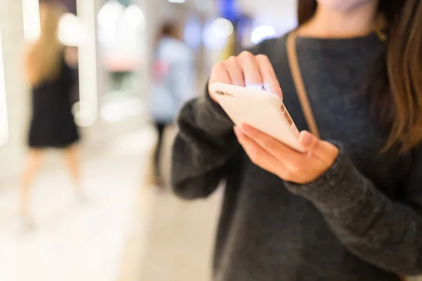 Vrouw leest op mobiel — Stockfoto