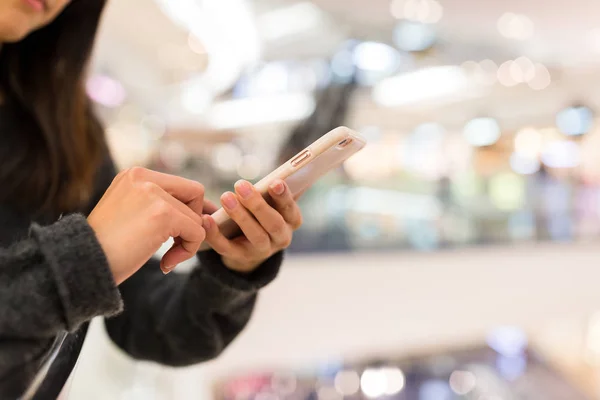 Kvinna läser på mobiltelefon — Stockfoto