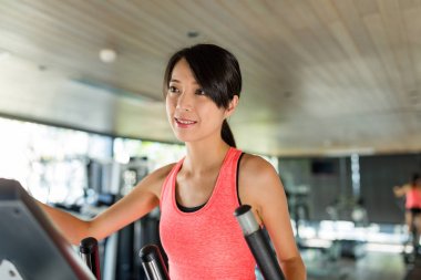 Eliptik makinede eğitim kadın