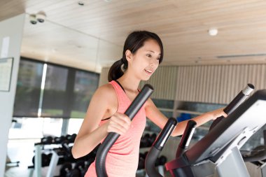 Spor kadın eliptik makinede eğitim