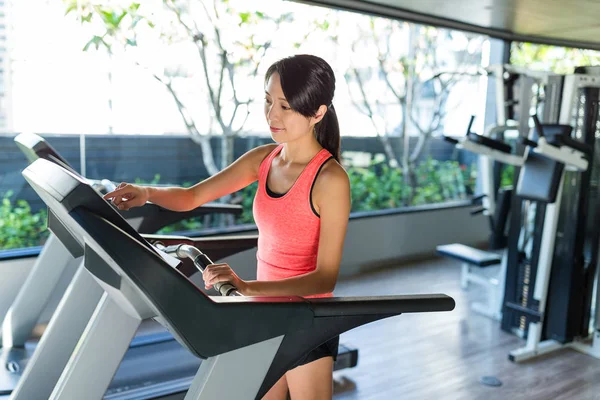 Woman running on treadmill — Stock Photo, Image