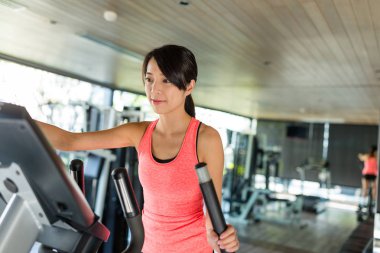 Eliptik makinede çalışan kadın