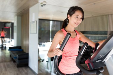 Spor salonunda eliptik makinede eğitim kadın