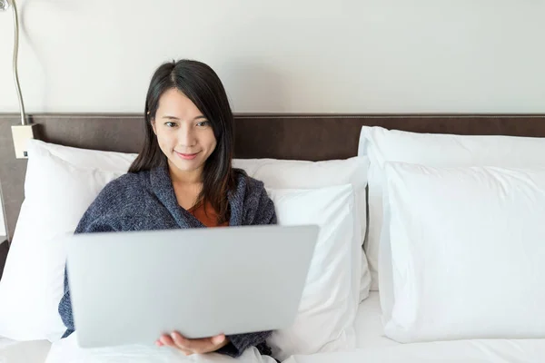 Kobieta pracuje na laptopa na łóżku — Zdjęcie stockowe