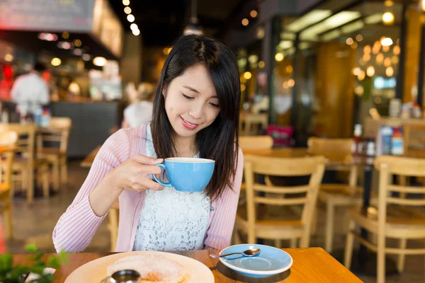 여자는 카페에서 그녀의 아침 커피를 즐길 수 — 스톡 사진