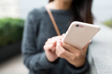 cep telefonu üzerinde çalışan kadın