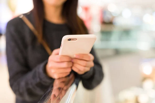 Mulher usando telefone celular para online — Fotografia de Stock