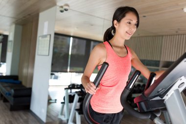 Spor salonunda eliptik makinede eğitim kadın