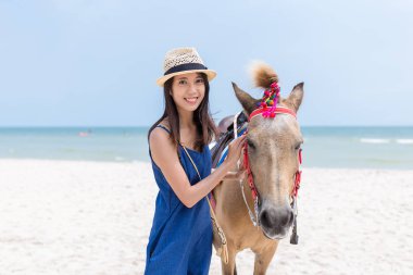 Kadın ile at üstünde kum plaj