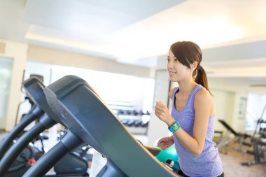 Spor salonunda treadmill eğitim kadın