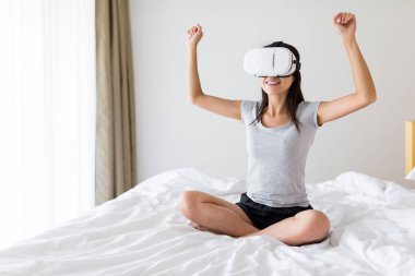 Sanal gerçeklik aygıtıyla izlerken kadın