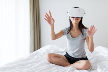 Kadın deneyimi sanal gerçeklik aygıt