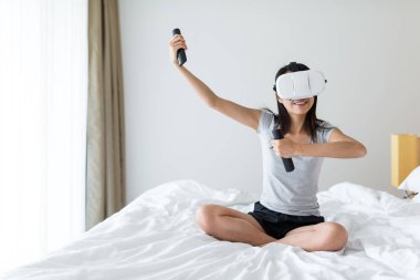 Kadın oynamak oyun Vr cihazla