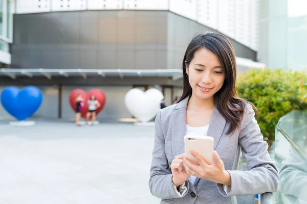 Empresária trabalhando no celular ao ar livre — Fotografia de Stock