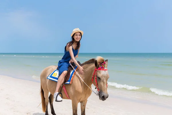 Frau reitet Pferd am Sandstrand — Stockfoto