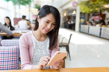 Cep telefonu kafede üzerinde çalışan kadın