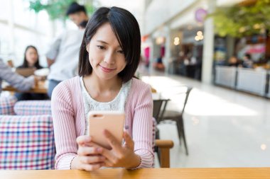 Cep telefonu için online kullanan kadın