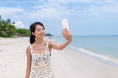 Kadın alarak selfie cellphone tarafından