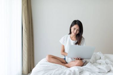 Dizüstü bilgisayarda çalışan kadın