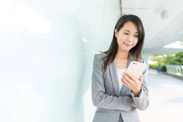 Business kvinna som tittar på mobiltelefon — Stockfoto