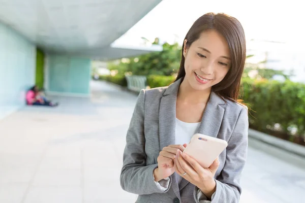 Business woman using smartphone — Stock Photo, Image