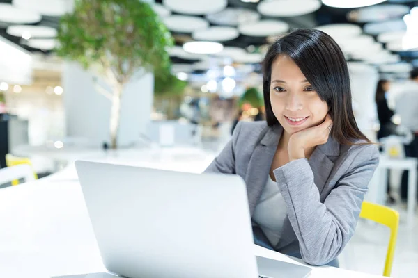 Business woman looking at the notebook computer — Stock Photo, Image